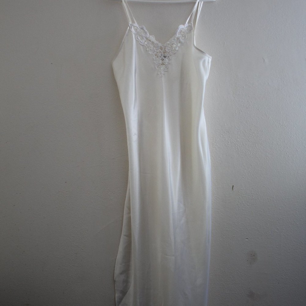 Cinema Eoile white silky night gown size medium